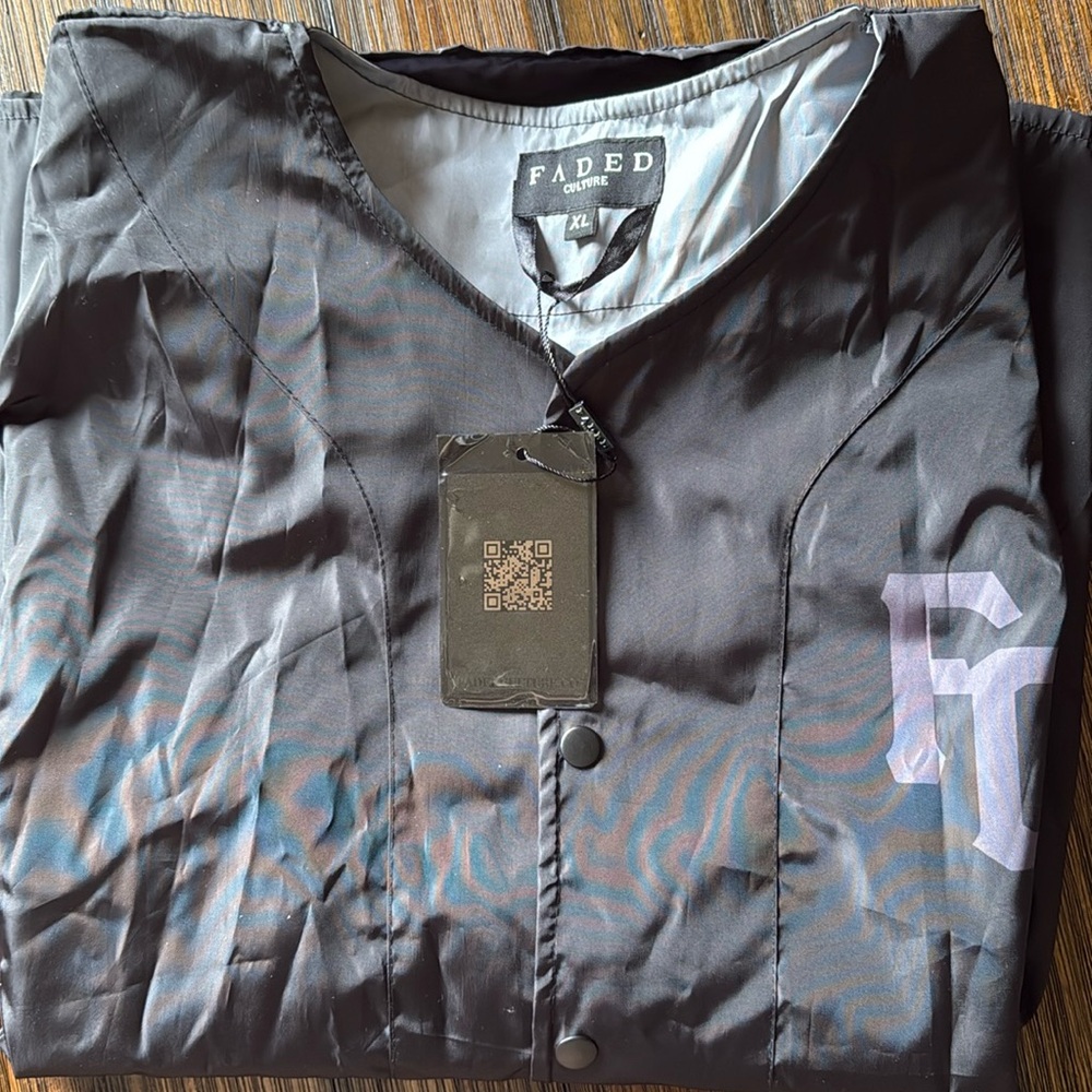 Stylish Gray Button-Up Jacket (barbers smock)